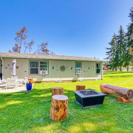 Fire Pit + Patio: Peaceful Port Angeles Escape!, hotel in Port Angeles