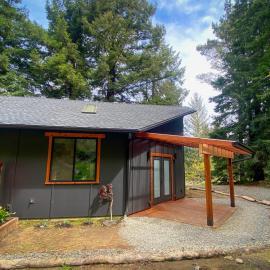 Modern home in country setting, close to town