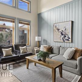 Alpine Loft with Pool, Hot Tub & Mountain Views, hotelli kohteessa Canmore