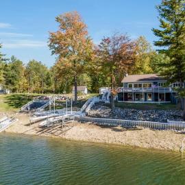 Lakefront Luxury with Private Beach, Sleeps 14, hotel em Gladwin