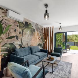 NEW Casa Familia with Frontyard, Backyard and great bbq!, khách sạn ở Poreč
