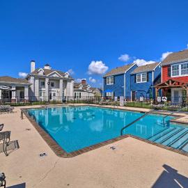 Half-Mi to Grand Lake: Townhome w/ Hot Tub, hotel u gradu Afton