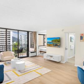 High-floor condo with lanai, pool & mountain views, hotel em Honolulu