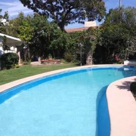 Casa antigua llena de vida, alberca en Cuernavaca，庫埃納瓦卡的飯店
