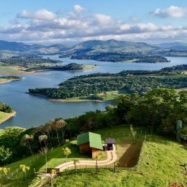 Chalé com borda infinita vista para represa, hotel a Joanópolis