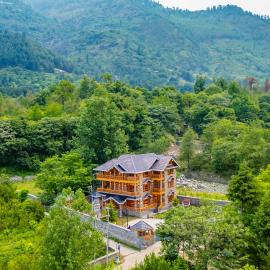 StayVista's Amritalaya - Raison - 6BHK Mountain-View Villa with BBQ