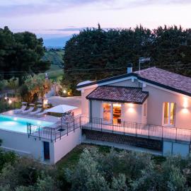 DIMORA CAMPO DELLE MURA 4&2, Emma Villas