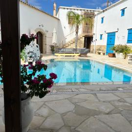 Little Stone House, hotel a Lymbia