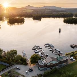 Marina Labe, hotel a Píšťany