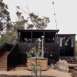 'Sisters' - Cliff top cabin with hot tub, hotell i Spring Beach