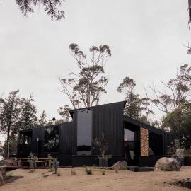'Sisters' - Cliff top cabin with hot tub, hotel a Spring Beach