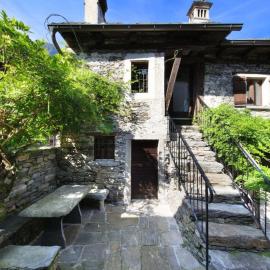 Charming Retreat- 100-Year-Old Stone Rustico, hotel v mestu Aurigeno