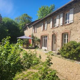 La Longère du cheval noir chambre d'hôtes référence et table d'hôtes, en pleine nature, proche d'une cité médièvale, parking couvert securisé, hotel in Saint-Léonard-de-Noblat