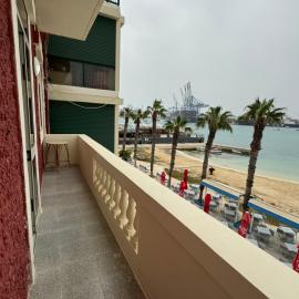 Beach Front Apartment, hotell i Birżebbuġa