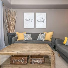 Contemporary, Cozy, Pool, Hot Tub, Lake Front, hotell i Invermere