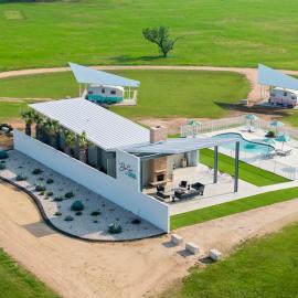 Blue Skies Resort - Glamping - Pool - Fireplace, hotel Fredericksburgben