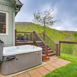 Viesnīca Pet-Friendly Boone Cabin w/ Mtn Views & Hot Tub! pilsētā Būna