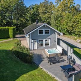 Spa cabin with jacuzzi and firewood sauna, Hotel in Kvicksund
