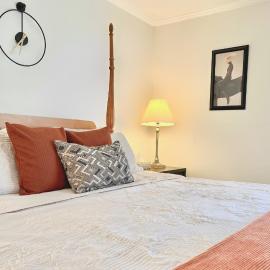 노위치에 위치한 호텔 Cozy Villa 3 mins to Mohegan- Fully Stocked with King Bed & Fireplace- Jacuzzi, Saltwater Pools, Sauna