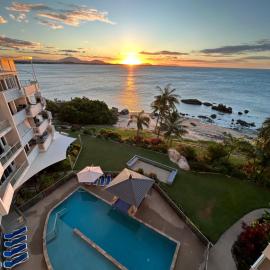 Coral Cove Apartments - Absolute Beachfront Resort Bowen, hotel in Bowen