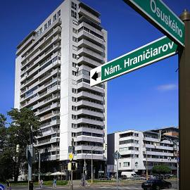 Dominant Studio Hostel with Free Parking for Preregistered Drivers & Garage with CCTV