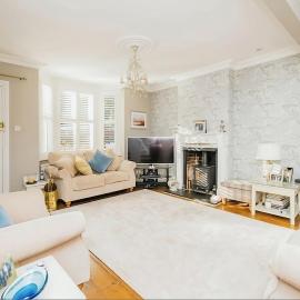 3 Bed 2 Bath Cottage with private parking and garage