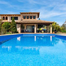 MOLINER PREMIUM VILLA by MAINVILLAS your home a 5-minute drive from LLenaire Beach, hotel Pollençában