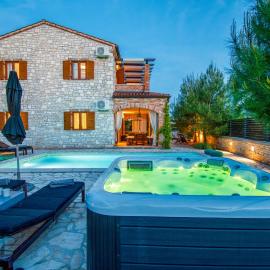 Villa Verde Istria - by Istrabook, hotelli kohteessa Čabrunići