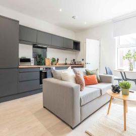 Trendy 1 Bedroom Flat near Leeds City with Free Parking, Ideal for Contractors & Long Stays - NordStay, khách sạn ở Hunslet