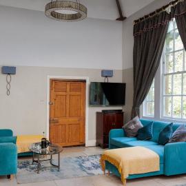 The Old School Rooms Beautiful Georgian apartment, sleeps 12 with Wifi and Parking, near Bath