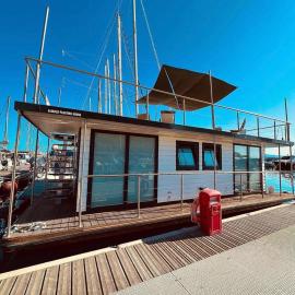 ALMALO Floating House - Casa Galleggiante, hotel u gradu Pročida