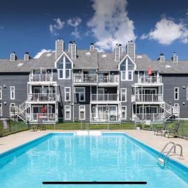 Condo-piscine à 200M du Memphré