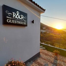 R&R GESTHOUSE, hotel in Shirokë