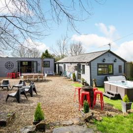 The Pine Cabins including Games Room, Camp fire & Hot tub