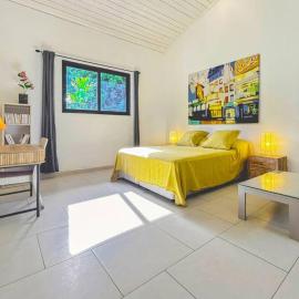 SHARED POOL King Bed & Air-Conditioned Cozy Apartment, hotel in Vaïare