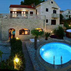 Apartments " Happy villa ", khách sạn ở Splitska