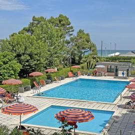 179 - Trilocale al primo piano al Residence Pineta con Piscina a 100 mt dal mare, con vista mare -SPIAGGIA INCLUSA, hotel in Marcelli