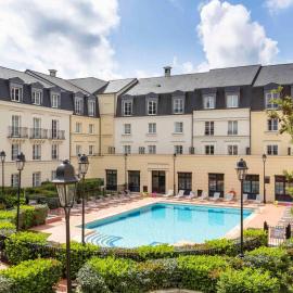 Disneyland Deluxe flat, outside pool, Climatisation, 1 min to Disney Parks, hotel a Serris