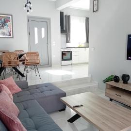 Spacious maisonette 200m from the sea private، فندق في ميتيكاس