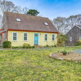 Beach and Lake Access: Family Getaway in Mashpee, hotel a Mashpee