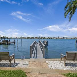 Malyn 107, Waterfront Condo, short walk to beach, hotel in St. Pete Beach