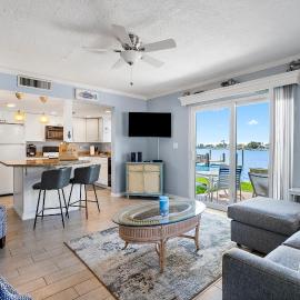 Malyn 108, Updated Waterfront condo, private patio, hotel in St. Pete Beach