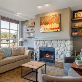 2BR in Blackcomb Greens, Wood Fireplace, Hot Tub Access, Mountain Views, Free Ski Shuttle, Parking