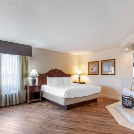 Best Western Plus Steeplegate Inn, hotell i Davenport