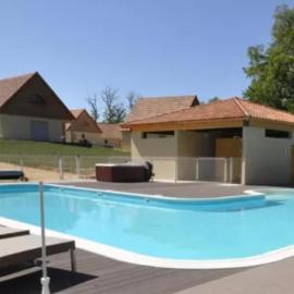 Lac Bleu nr 28, hotel in Lacapelle-Marival