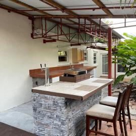 CHEERFUL PRIVATE ROOM 2 MILES AWAY FROM SUNNY ISLES BEACH, hotel in North Miami Beach