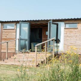 Swallowfield Glamping- Lake View, hotel in Yeovil