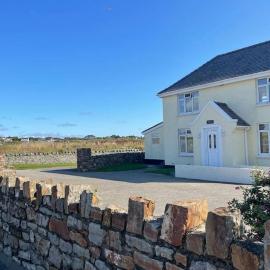 Beach House in Anglesey, hotel di Trearddur