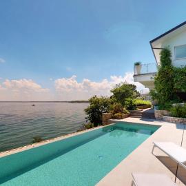 Villa Flora luxury pool-BGL, hotel v Manerbi del Garda