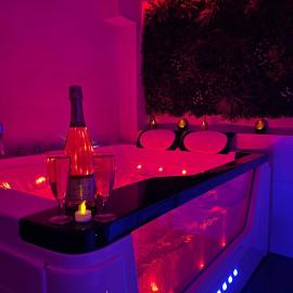 Love room: Aux plaisirs des sens jacuzzi privé – hotel w mieście Barr